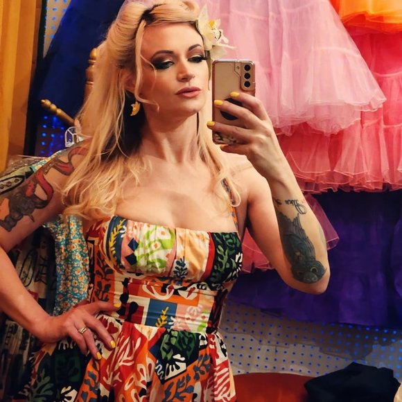 Meet your Posher, Sabrina aka The Masked Marion - Picture 1 of 4